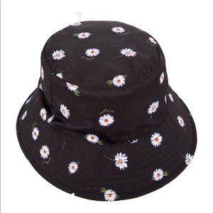 Reversible Bucket Hat Black & White Daisies